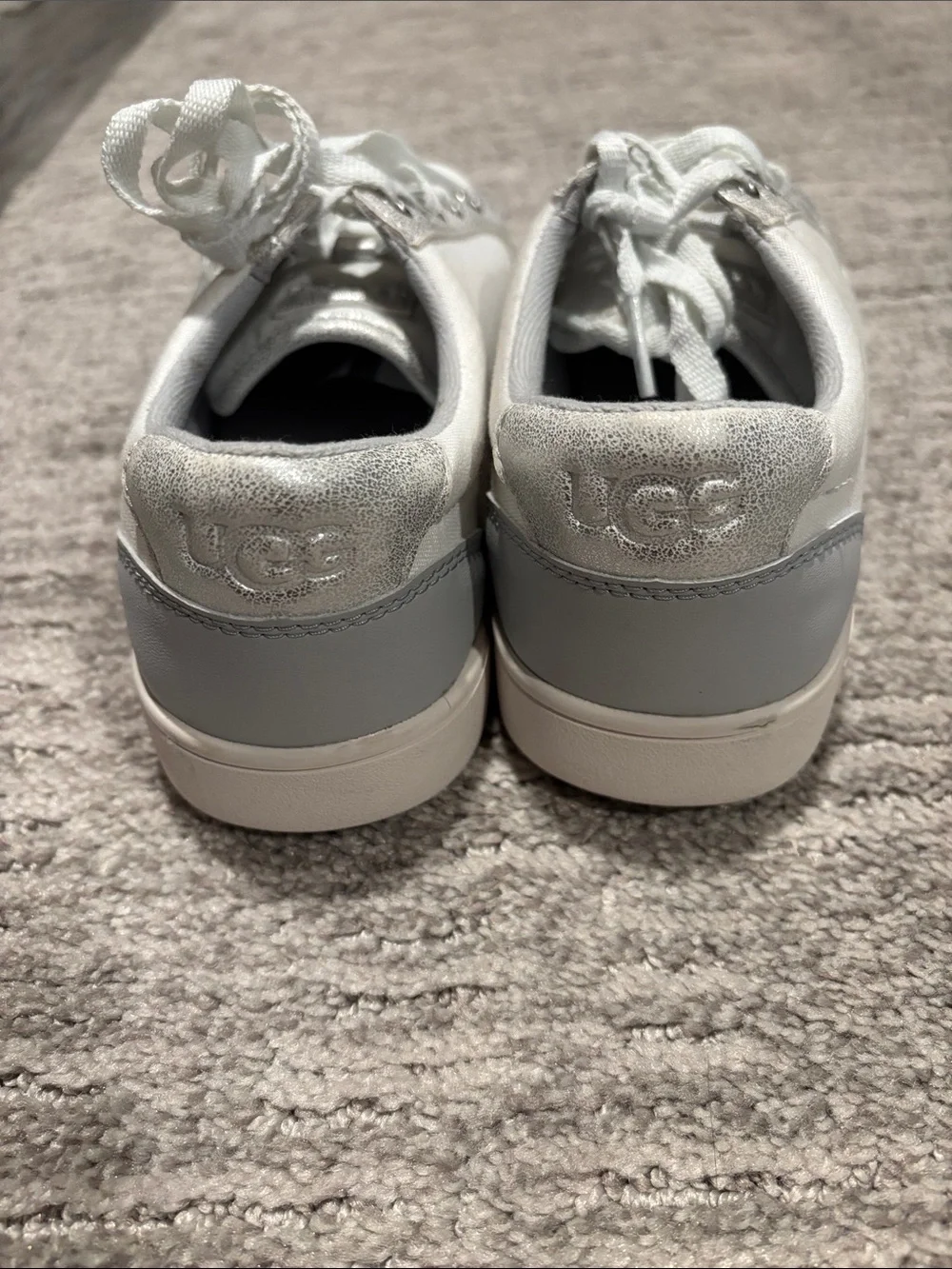 Ugg Kids Casual Lace-Up Sneakers in Light Gray size 4